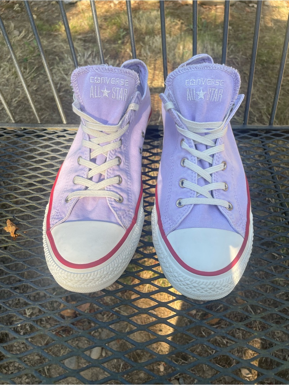 Converse low -Top Lavender  Sneakers with Red Trim